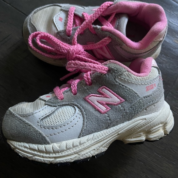 New Balance 2002R Kids Pink Grey Running Shoes Toddler Sneakers Lace Size 7 - Picture 2 of 4
